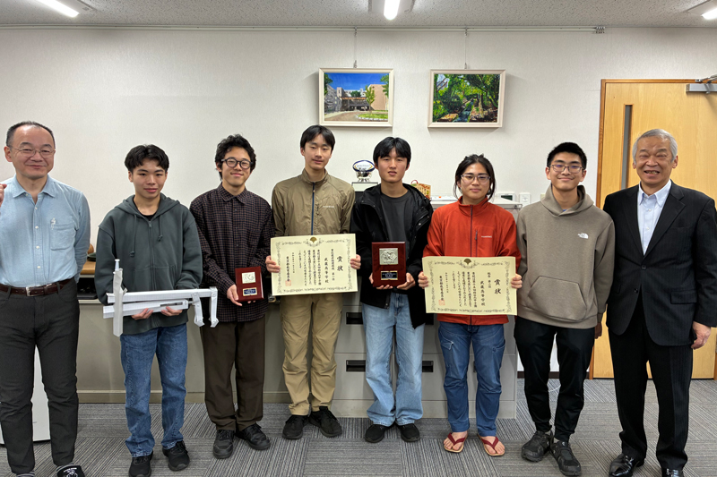 校長室での記念撮影