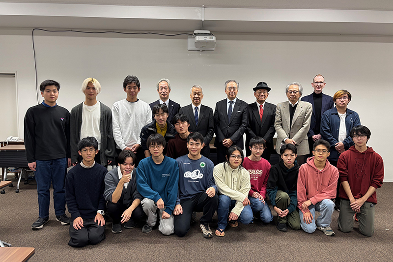 同窓会役員の皆様も交えての記念撮影