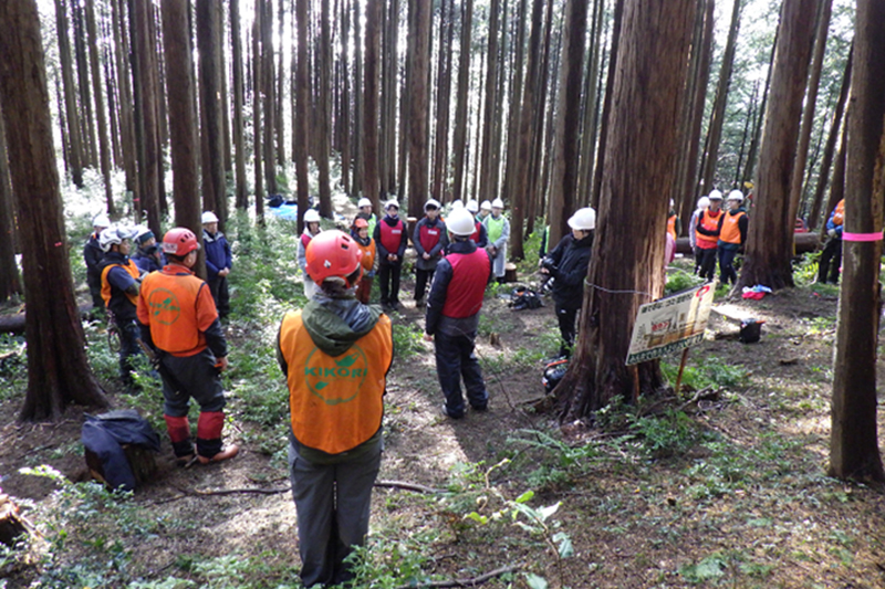 閉会式での副校長からのまとめの講話の様子