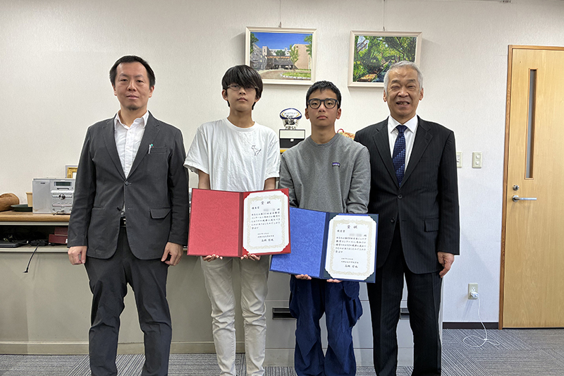 校長室での記念撮影