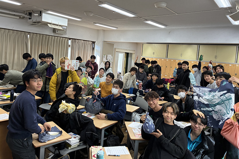 様々な風呂敷包みを見せてくれた生徒たちの様子