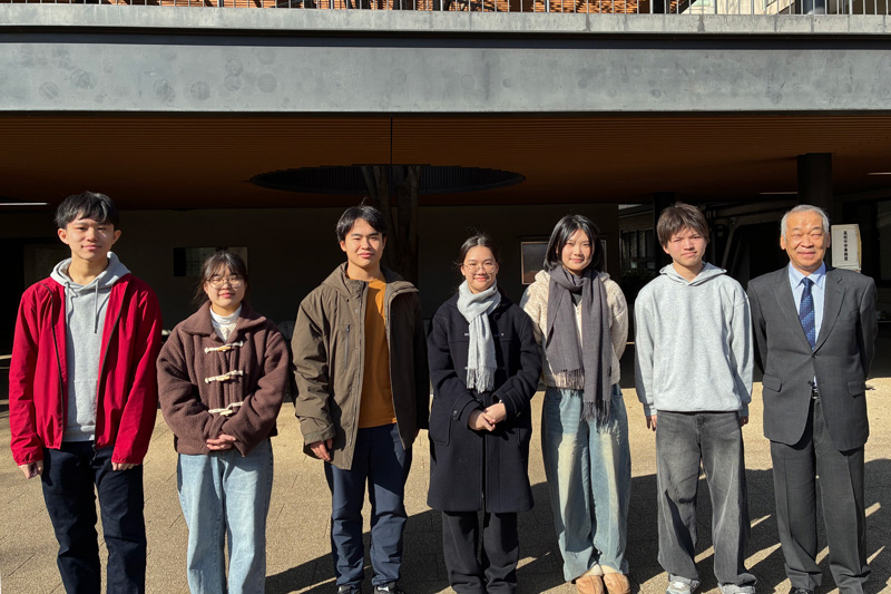 エントランス前での記念撮影