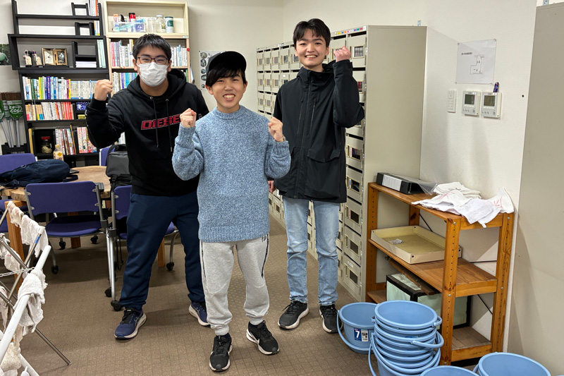 美化委員会本部で清掃を差配する美化委員の生徒たち