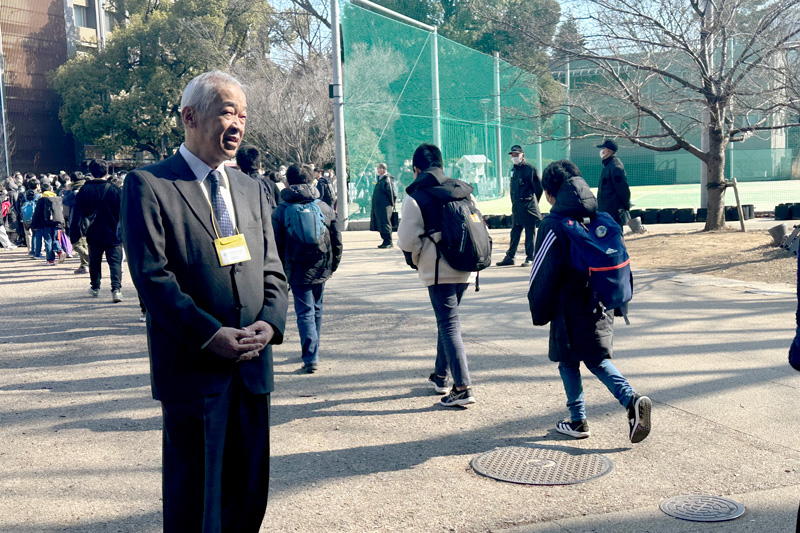 退場する受験生に「お疲れさま」と声をかけました