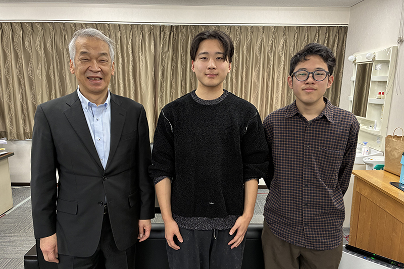 校長室での記念撮影