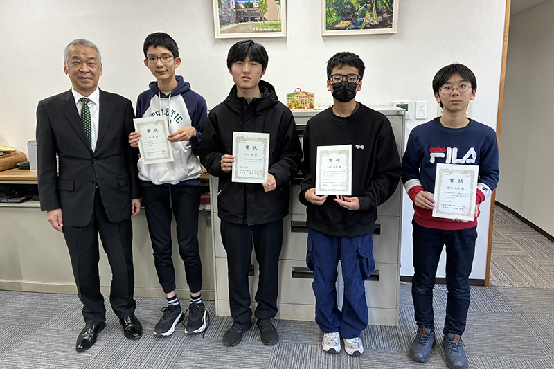 校長室での記念撮影の様子