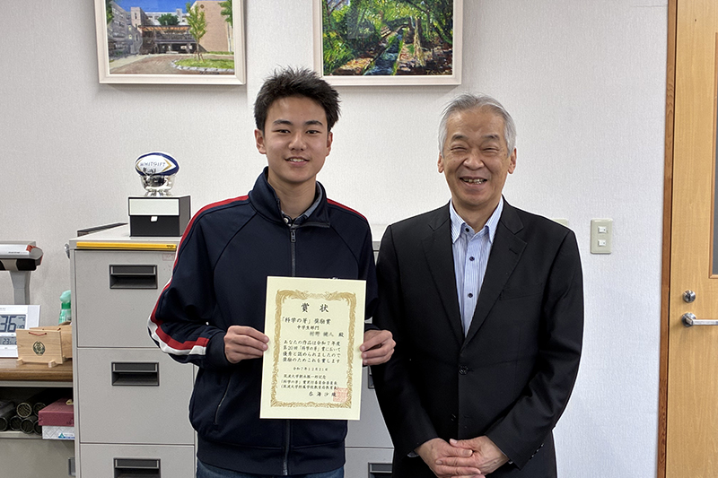 校長室での記念撮影