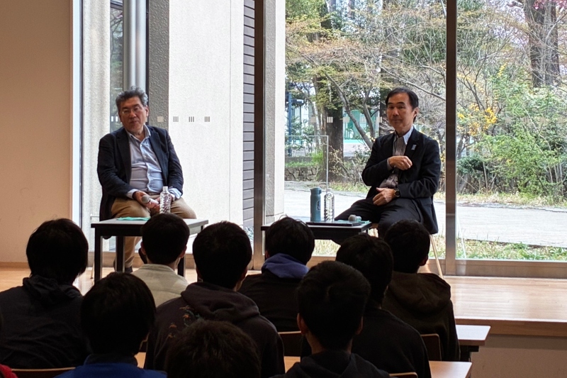 松原先生(左側)と松岡先生(右側)の対談の様子