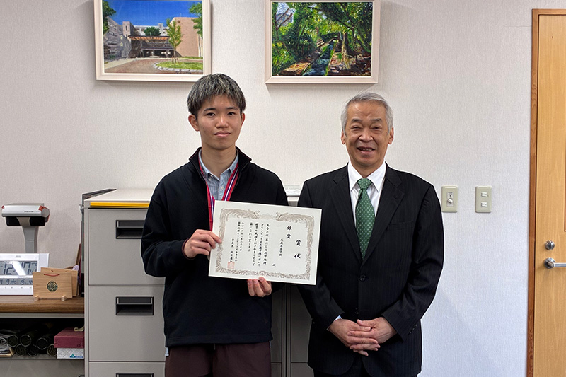 校長室での記念撮影