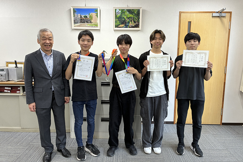 校長室での記念撮影