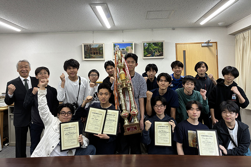 Grand Prizeのトロフィーとともに校長室での記念撮影