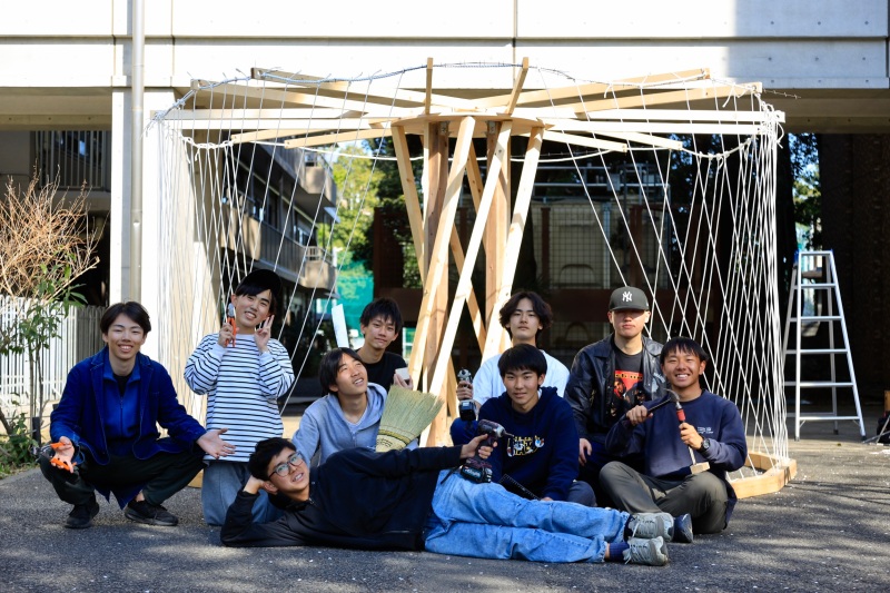 完成した「前代未門」と工作パートの諸君
