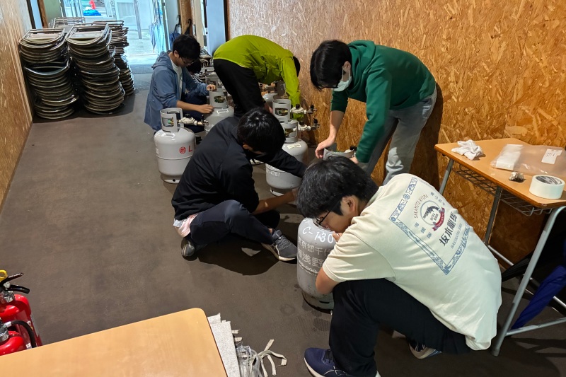 模擬店で使用したプロパンガスの清掃をする生徒たち