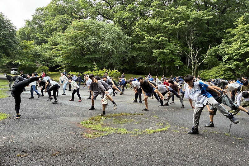 みんなで四股を踏む様子
