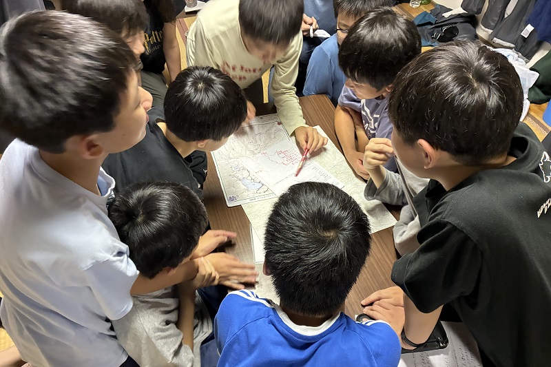 地図を見ながら明日のコースを相談する