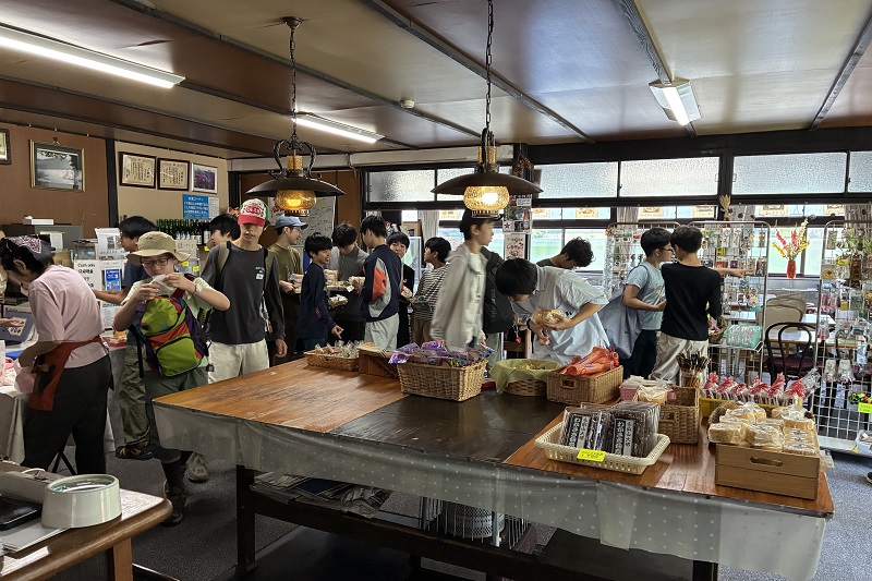 青木旅館でお土産を買う様子
