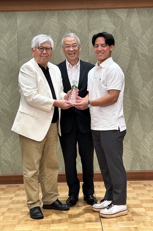 野球部OB会長からクリスタルトロフィーの贈呈