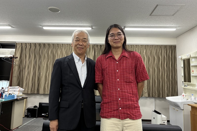 校長室での記念撮影