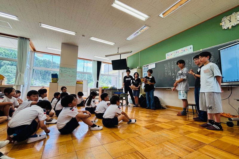 地元の小学生に読書の楽しみを教える活動