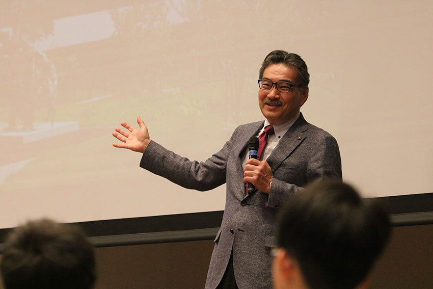 創立記念講演会での講演の様子