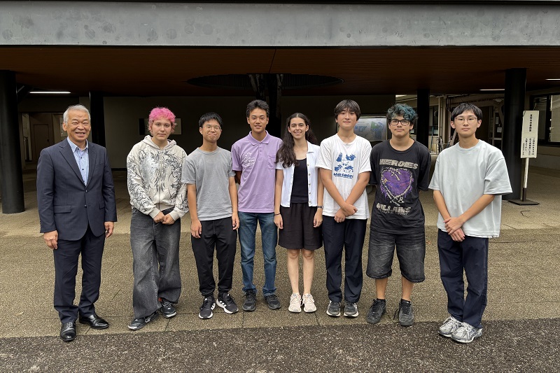 パートナーも交えてエントランスでの記念撮影