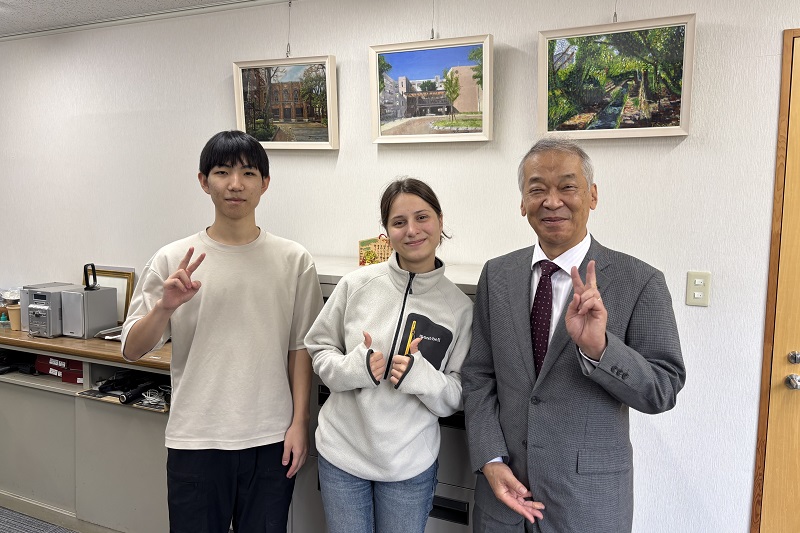 校長室での記念撮影