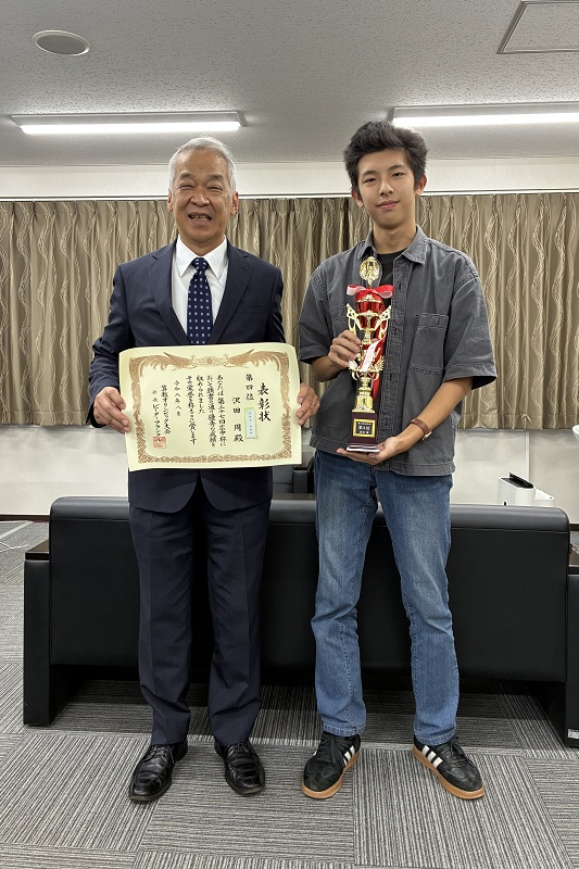 校長室での記念撮影