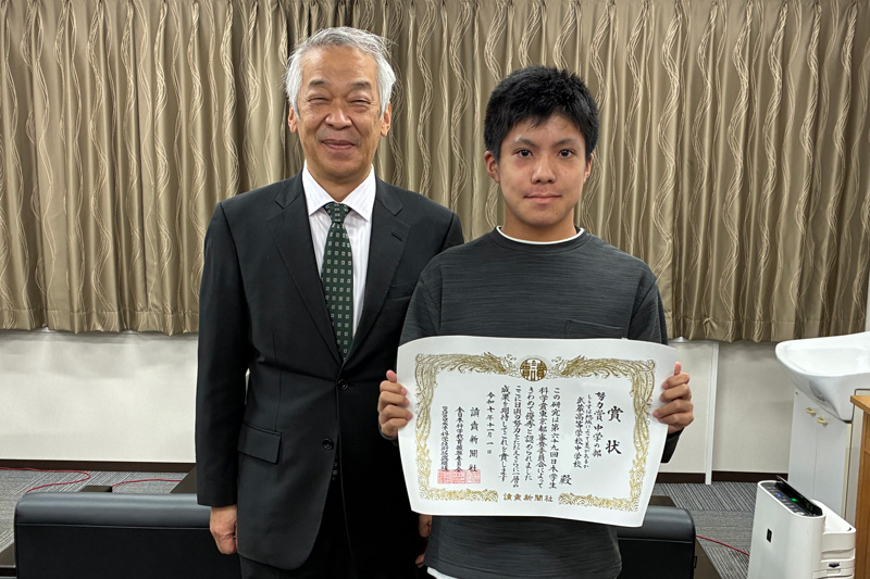 校長室での記念撮影