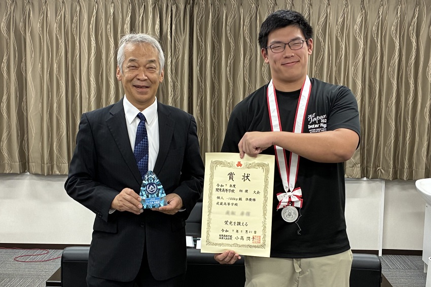校長室での記念撮影