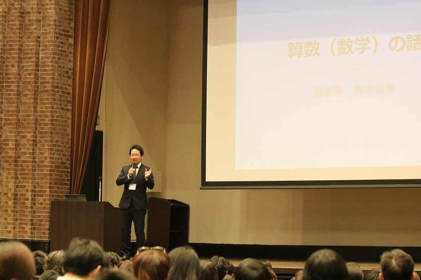教科主任からの説明の様子