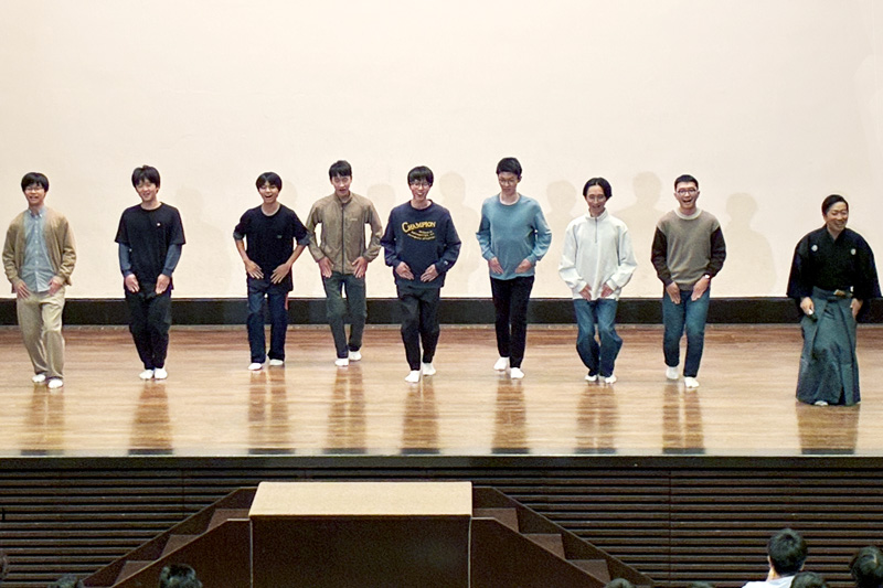 『狂言教室』でのワークショップの様子