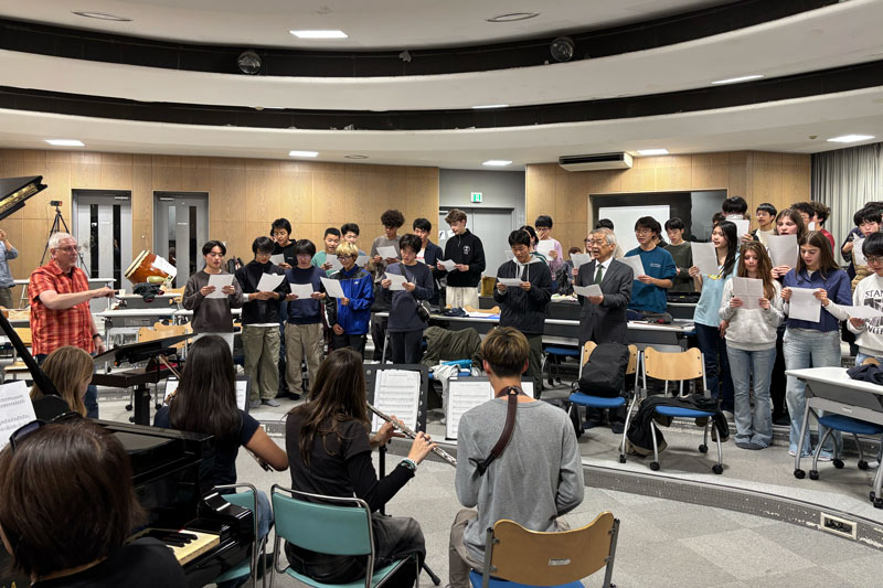 アンサンブルの伴奏での「第九」の合唱